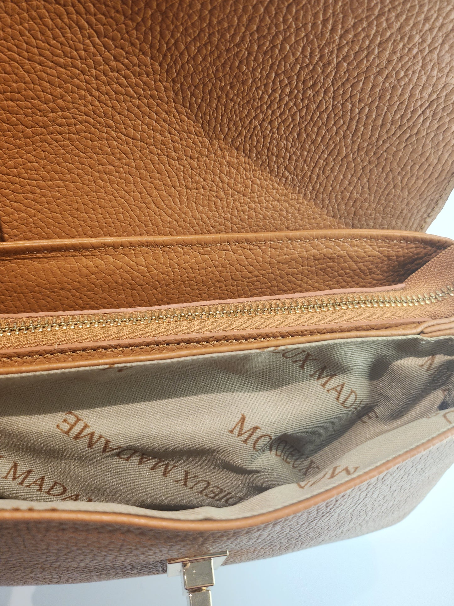 Sac enveloppe couleur cognac avec bandoulière